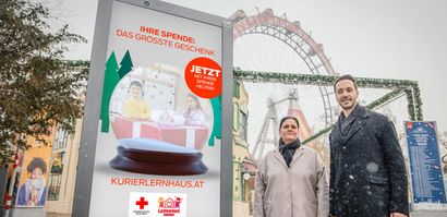 Petra Steininger vom Kurier Marketing und Sebastian Lanner, Geschäftsführer monitorwerbung, vor einer der 31 gesponserten digitalen Werbeflächen. © Bild: Romar Ferry