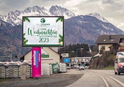 Weihnachtswünsche auf der LED Wall Hermagor Ost von monitorwerbung neben der Straße