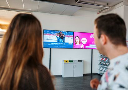 Jung, bewegt, aufmerksamkeitsstark: Screens in Schulen und Ausbildungsstätten ziehen die Blicke junger Menschen auf sich.