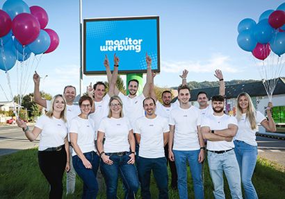 Gruppenfoto vom Team monitorwerbung vor der LED Wall Klagenfurt Südring