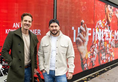 Josef Maier von monitorwerbung und Nico Schluga von Infinitymedia vor einer LED Wall
